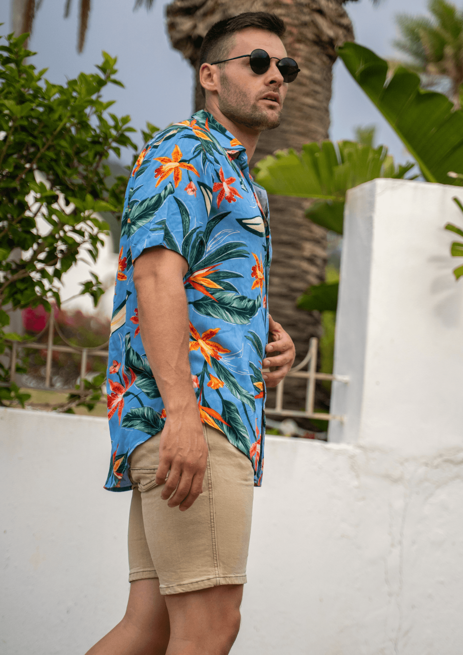 Short Sleeve Shirt - Tropical BlissStrange ParadiseStrange Paradise
Men's Short Sleeve Shirt - Tropical Bliss is a slim fit shirt with button up fastening and a single chest pocket. The shirt showcases a smart casual look and is pMen's Short Sleeve Shirt - Tropical Bliss