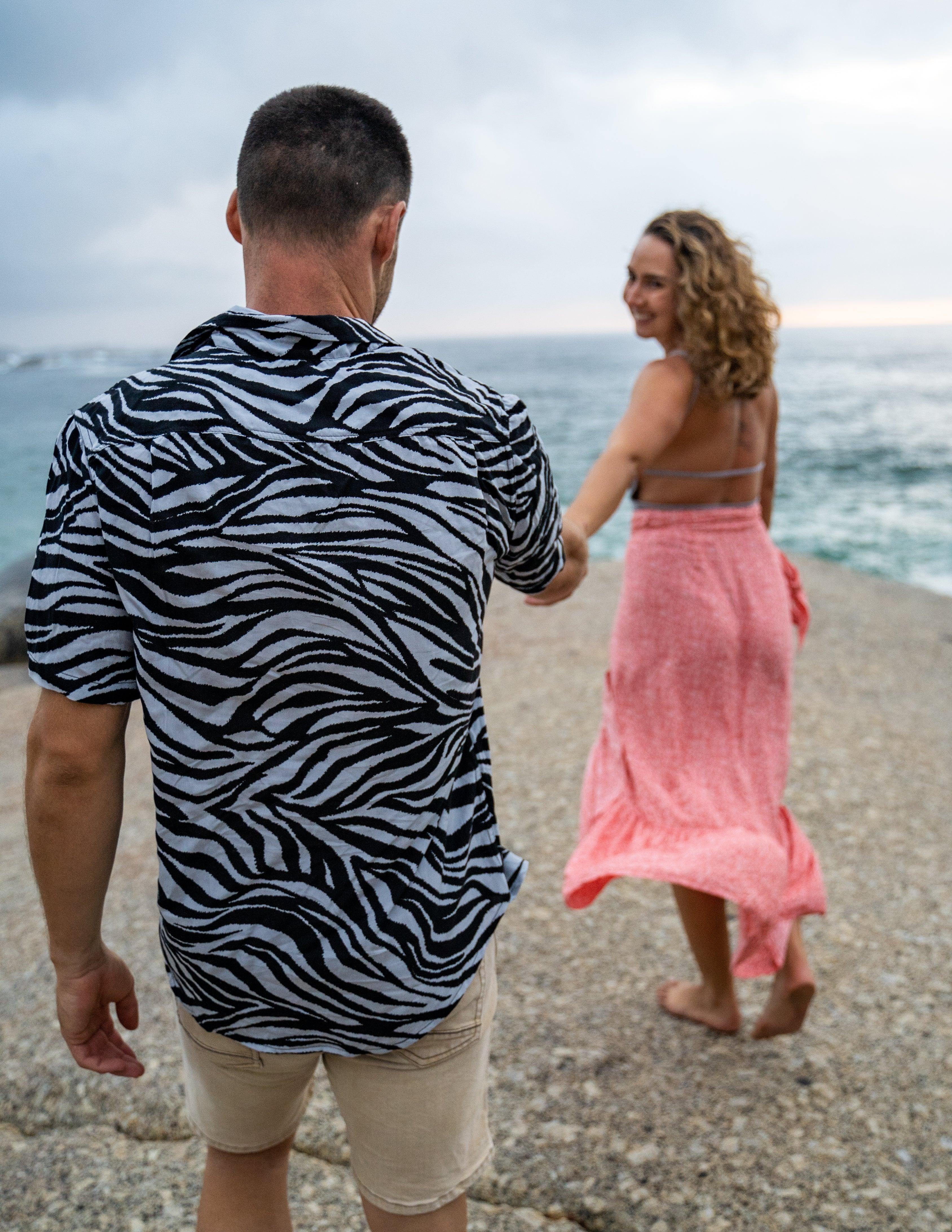 Short Sleeve Shirt - Zebra StripeStrange ParadiseStrange Paradise
Men's Short Sleeve Shirt - Zebra Stripe is a slim fit shirt with button up fastening and a single chest pocket. The shirt showcases a smart casual look and is pairMen's Short Sleeve Shirt - Zebra Stripe