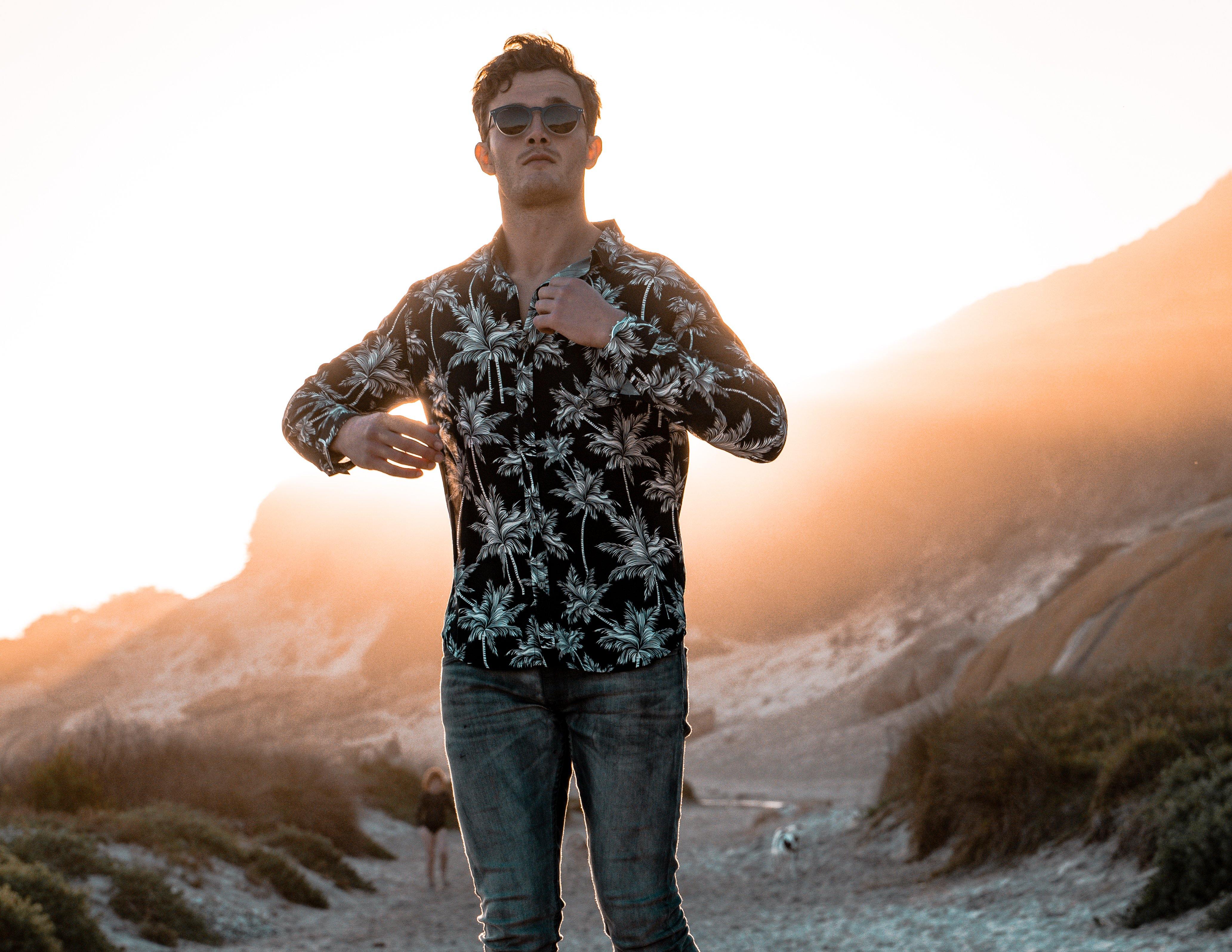 Long Sleeve Shirt - PalmtasticStrange ParadiseStrange Paradise
Men's Long Sleeve Shirt - Palmtastic is a slim fit shirt with button up fastening and a single chest pocket. The shirt showcases a smart casual look and is paired eMen's Long Sleeve Shirt - Palmtastic