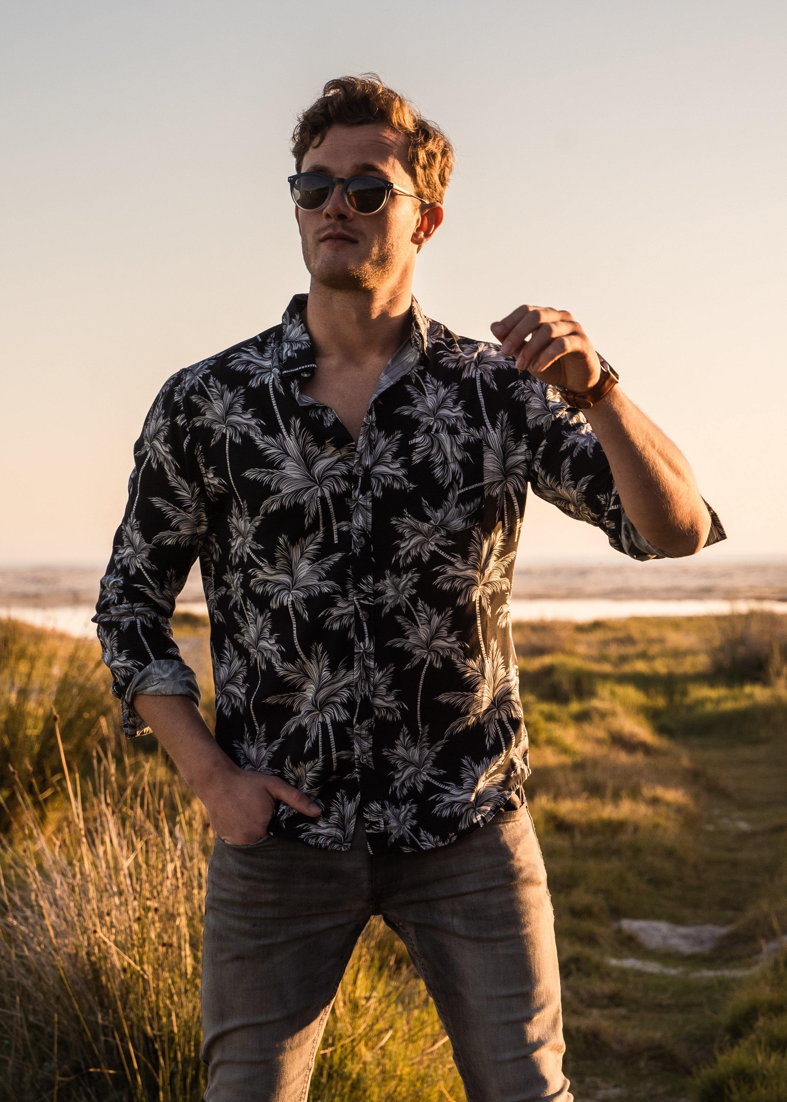 Long Sleeve Shirt - PalmtasticStrange ParadiseStrange Paradise
Men's Long Sleeve Shirt - Palmtastic is a slim fit shirt with button up fastening and a single chest pocket. The shirt showcases a smart casual look and is paired eMen's Long Sleeve Shirt - Palmtastic