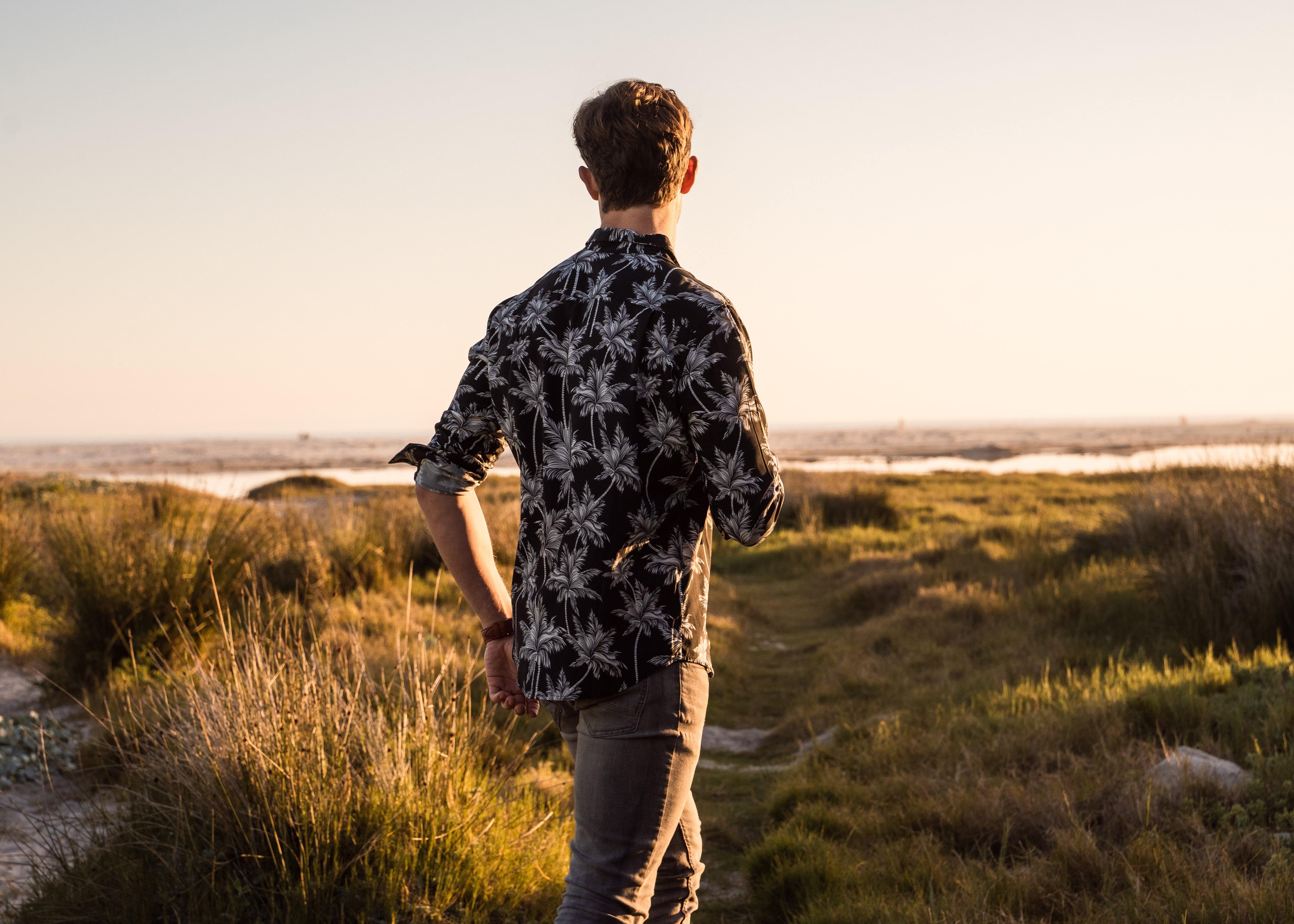 Long Sleeve Shirt - PalmtasticStrange ParadiseStrange Paradise
Men's Long Sleeve Shirt - Palmtastic is a slim fit shirt with button up fastening and a single chest pocket. The shirt showcases a smart casual look and is paired eMen's Long Sleeve Shirt - Palmtastic