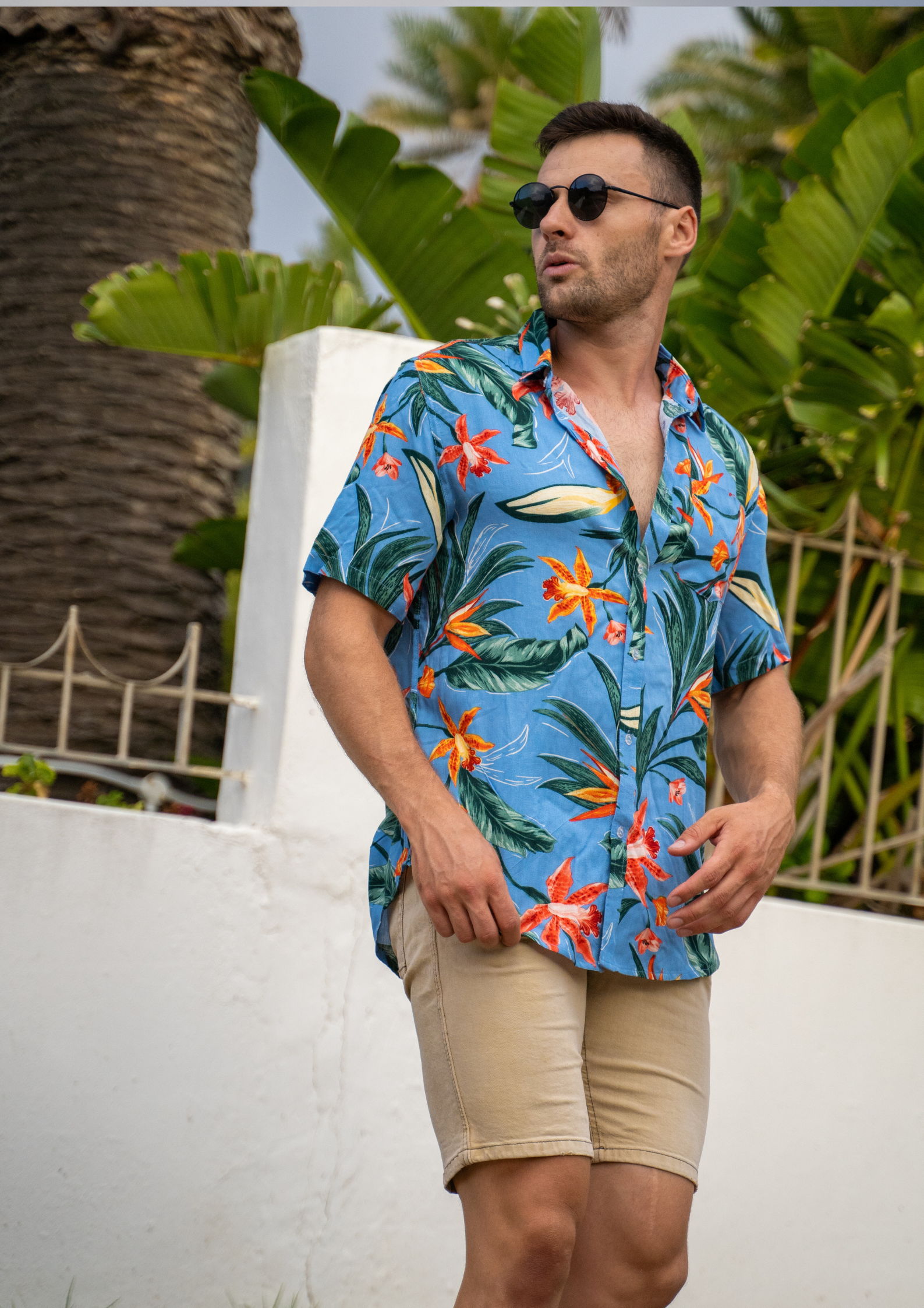 Short Sleeve Shirt - Tropical BlissStrange ParadiseStrange Paradise
 Men's Short Sleeve Shirt - Tropical Bliss  is a slim fit shirt with button up fastening and a single chest pocket. The shirt showcases a smart casual look and is pMen's Short Sleeve Shirt - Tropical Bliss