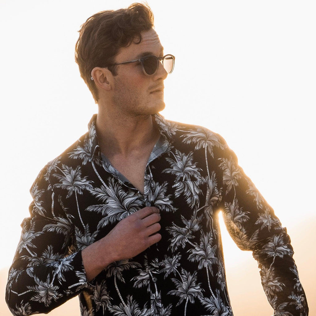 Long Sleeve Shirt - PalmtasticStrange ParadiseStrange Paradise
Men's Long Sleeve Shirt - Palmtastic is a slim fit shirt with button up fastening and a single chest pocket. The shirt showcases a smart casual look and is paired eMen's Long Sleeve Shirt - Palmtastic