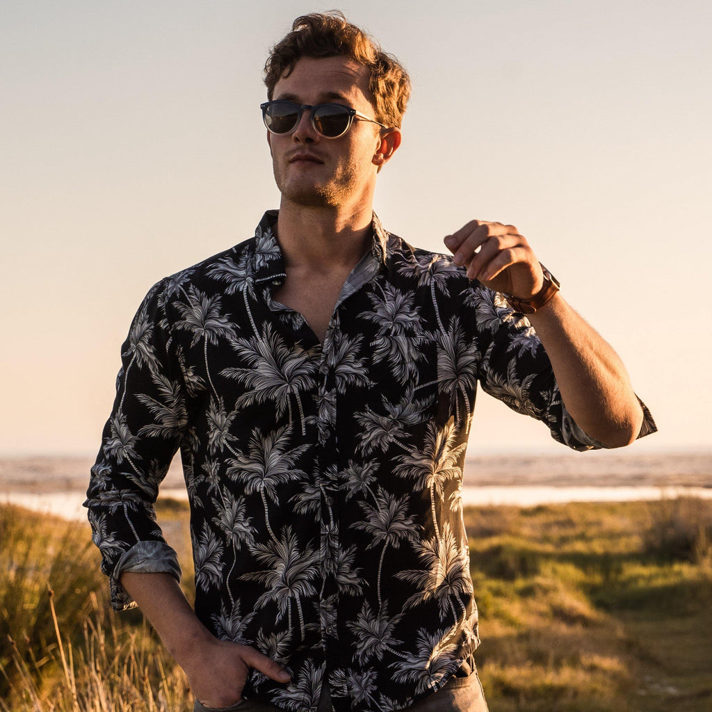 Long Sleeve Shirt - PalmtasticStrange ParadiseStrange Paradise
Men's Long Sleeve Shirt - Palmtastic is a slim fit shirt with button up fastening and a single chest pocket. The shirt showcases a smart casual look and is paired eMen's Long Sleeve Shirt - Palmtastic