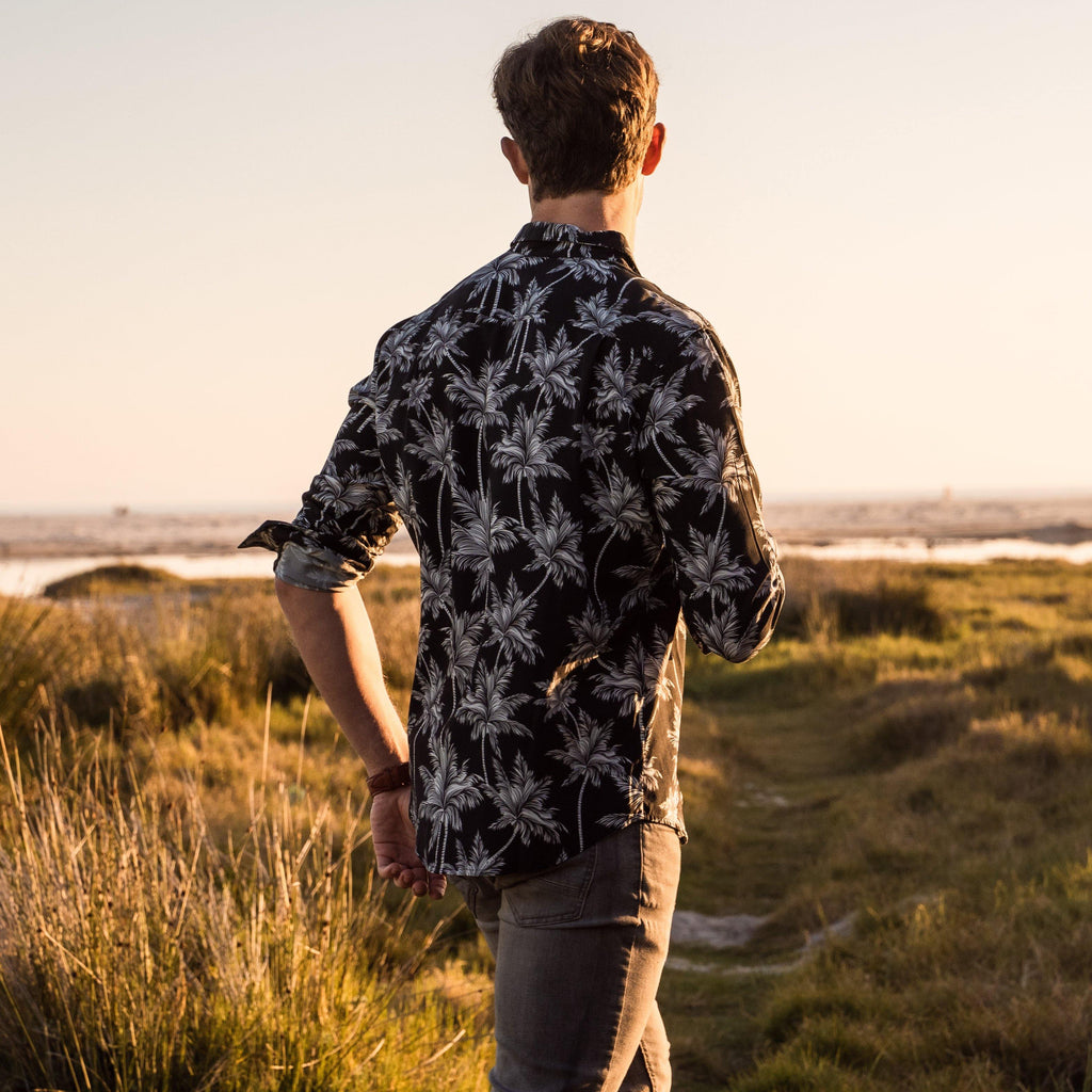 Long Sleeve Shirt - PalmtasticStrange ParadiseStrange Paradise
Men's Long Sleeve Shirt - Palmtastic is a slim fit shirt with button up fastening and a single chest pocket. The shirt showcases a smart casual look and is paired eMen's Long Sleeve Shirt - Palmtastic