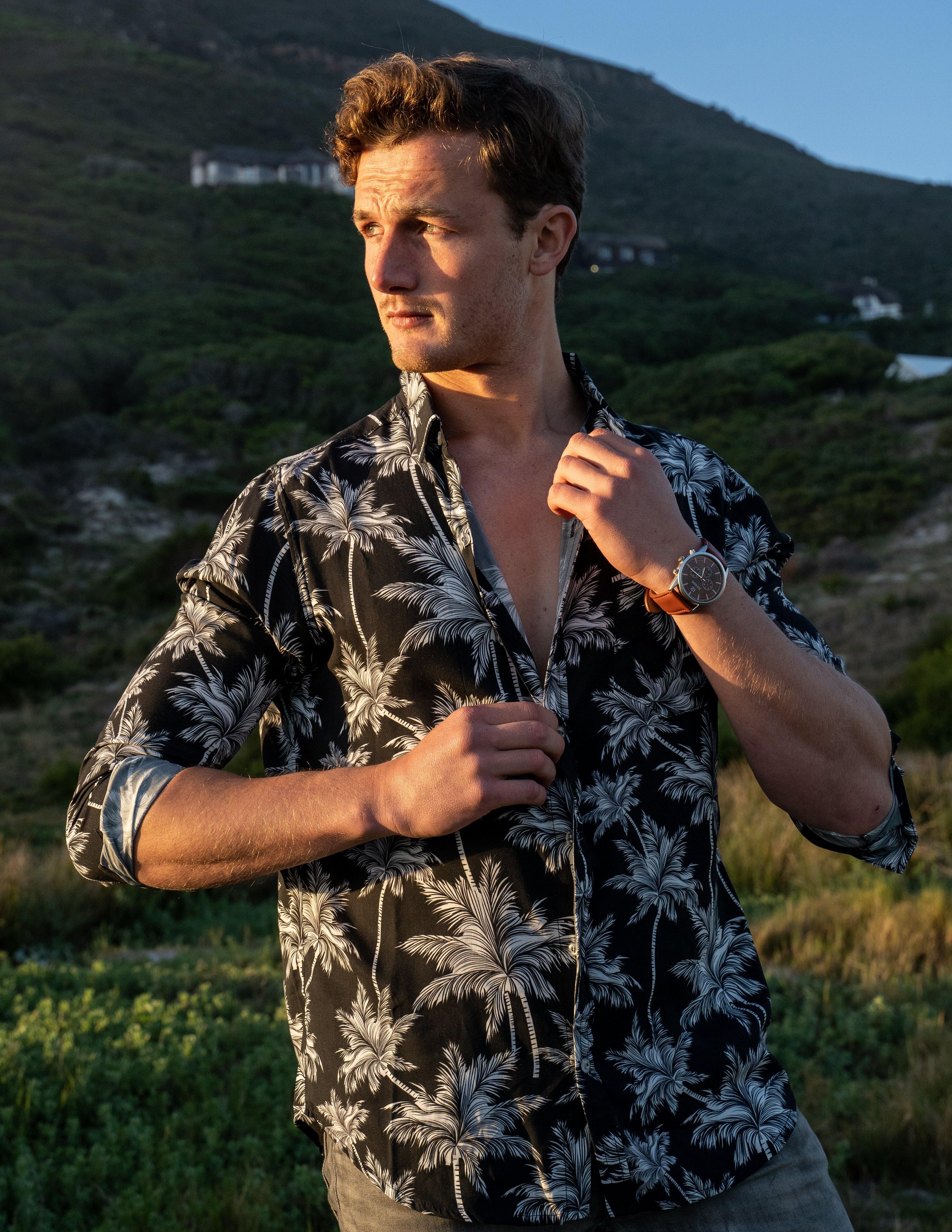 Long Sleeve Shirt - PalmtasticStrange ParadiseStrange Paradise
Men's Long Sleeve Shirt - Palmtastic is a slim fit shirt with button up fastening and a single chest pocket. The shirt showcases a smart casual look and is paired eMen's Long Sleeve Shirt - Palmtastic