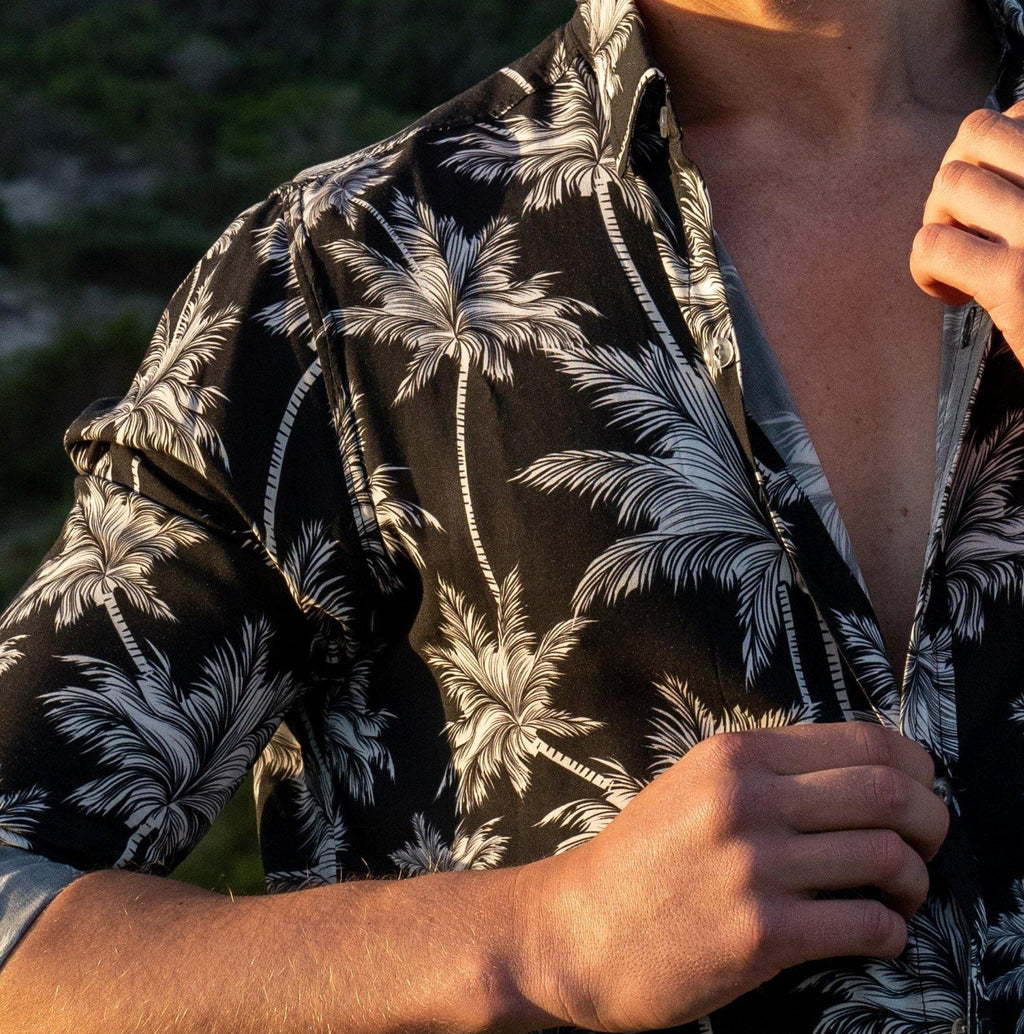 Long Sleeve Shirt - PalmtasticStrange ParadiseStrange Paradise
Men's Long Sleeve Shirt - Palmtastic is a slim fit shirt with button up fastening and a single chest pocket. The shirt showcases a smart casual look and is paired eMen's Long Sleeve Shirt - Palmtastic